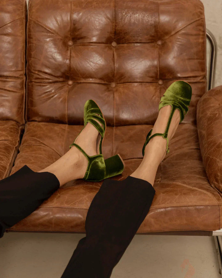 ZAPATO CON CINTURÓN EN T Y TACÓN ESTABLE