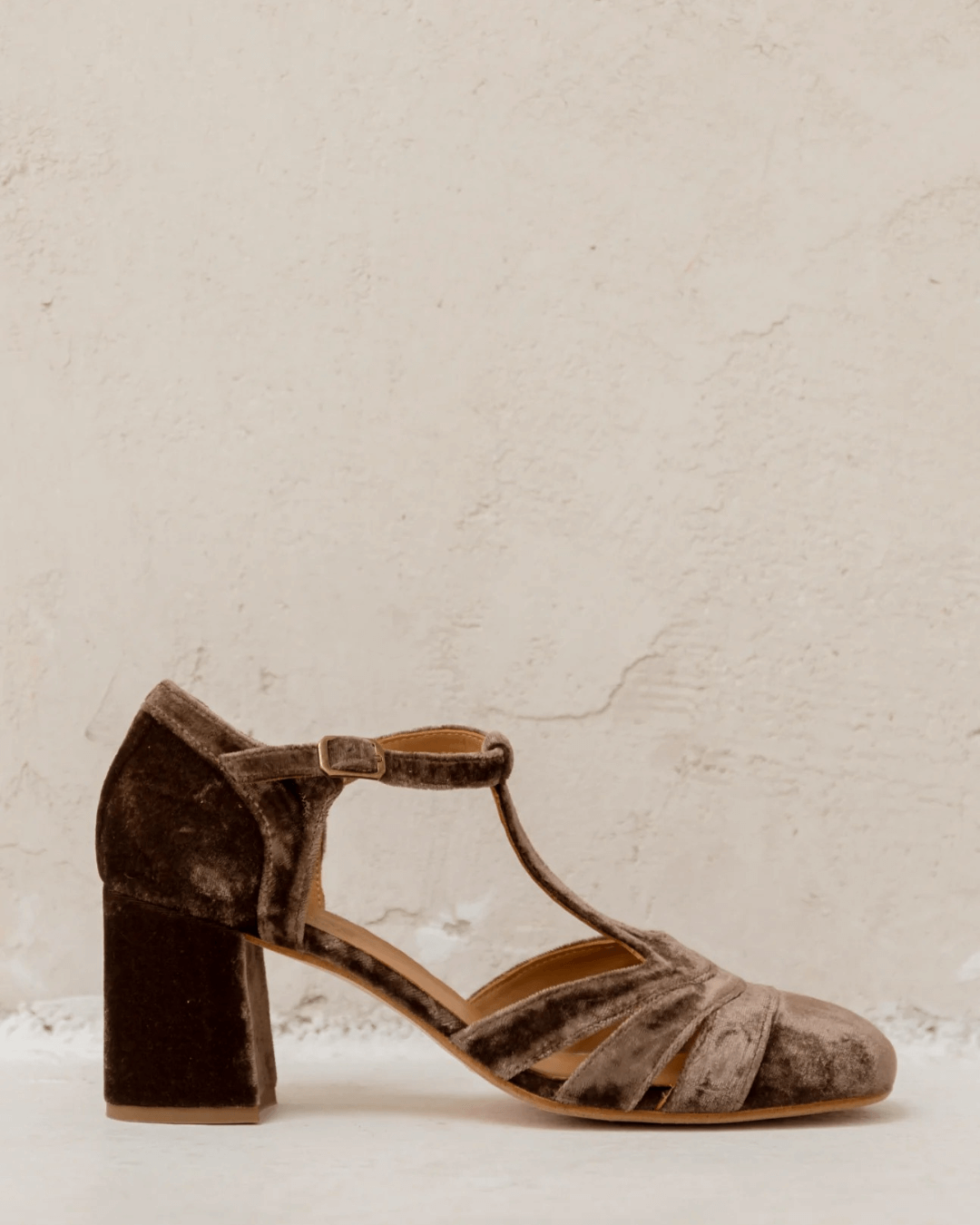ZAPATO CON CINTURÓN EN T Y TACÓN ESTABLE